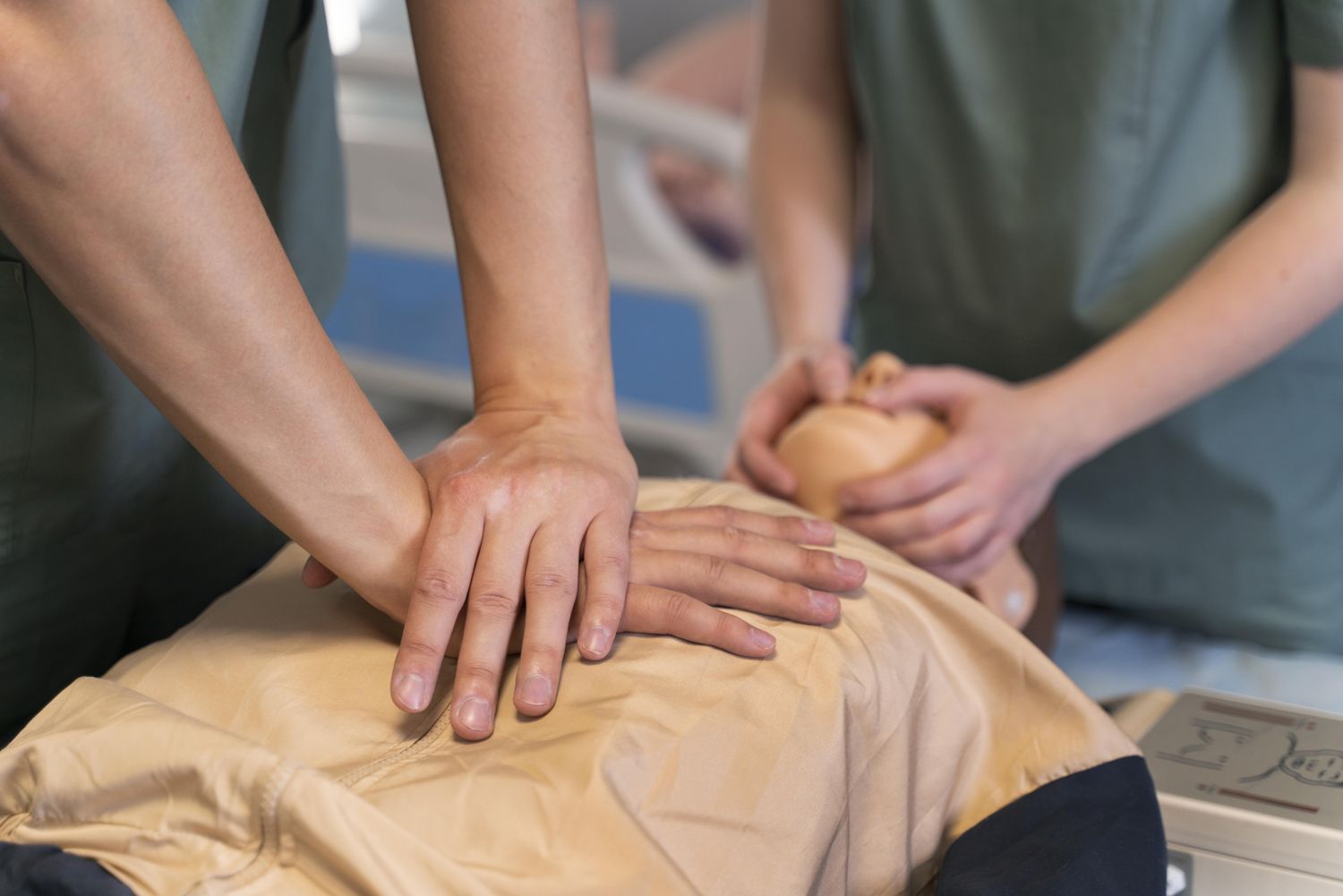 estudiante medicina haciendo su practica hospital