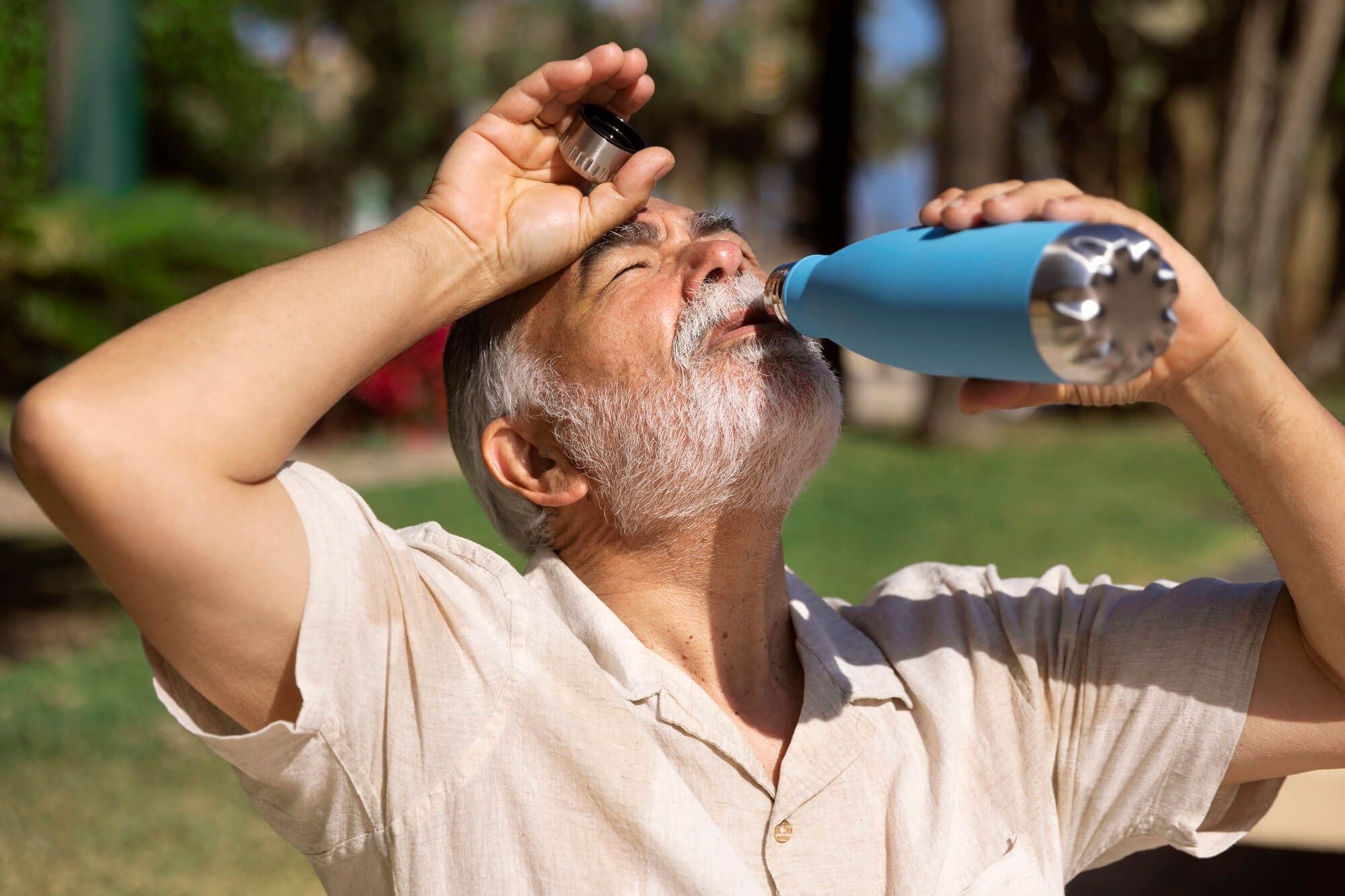 hombre bebiendo agua altas temperaturas