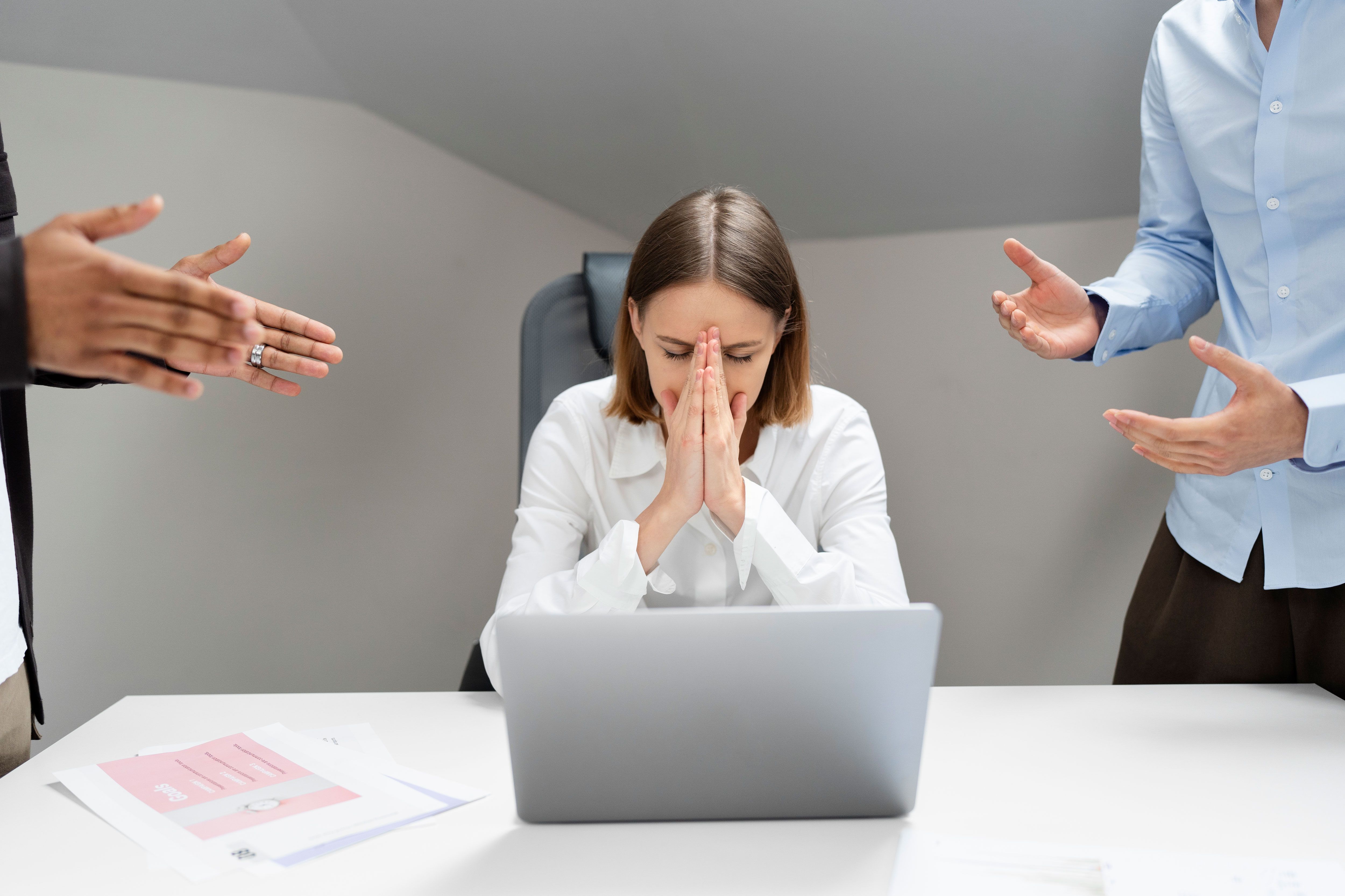 violencia lugar trabajo colegas